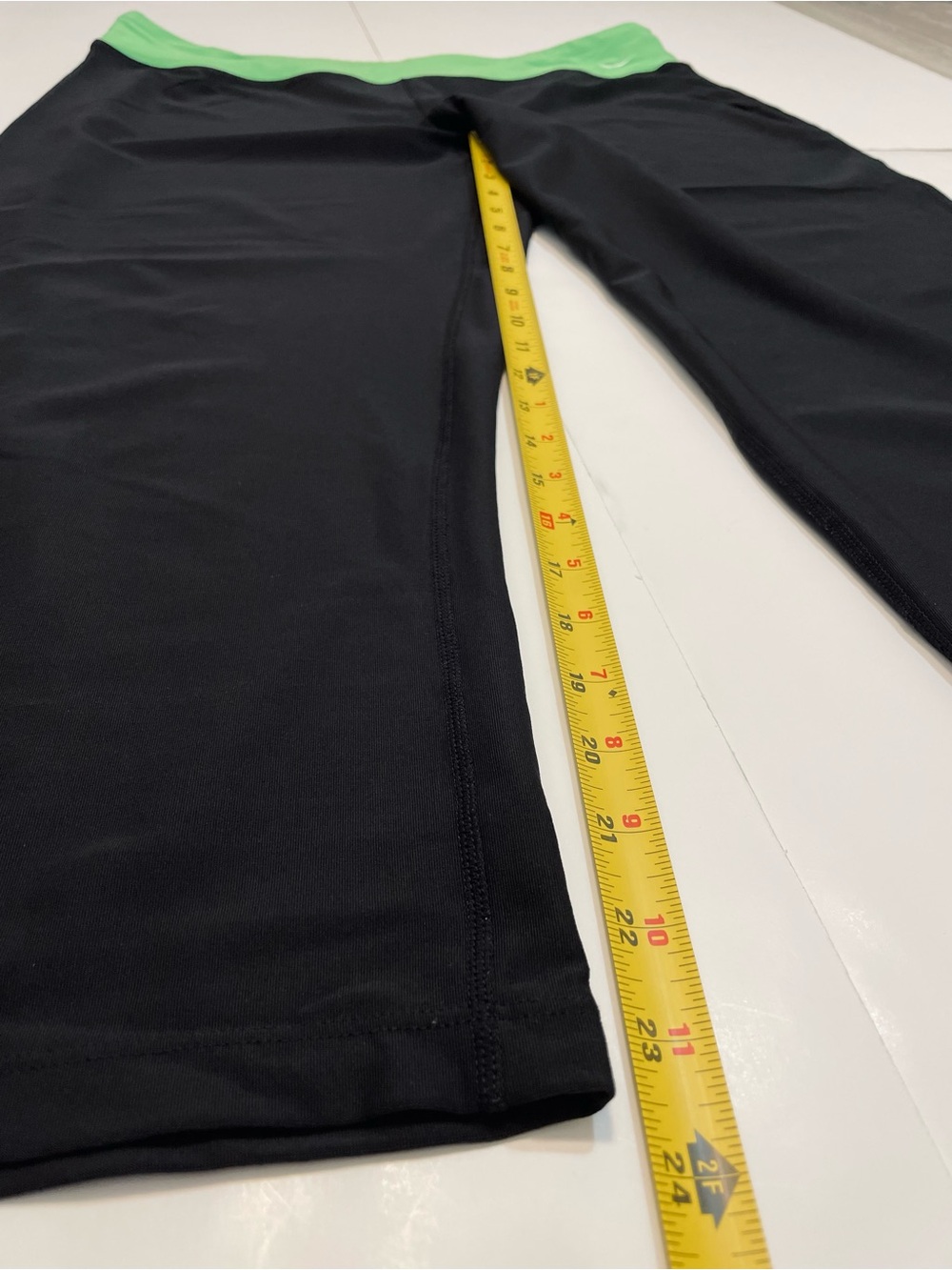 Nike Dry Fit Black Athletic Women’s Cropped Pants Green Waist Accents Size XL - Picture 3 of 10